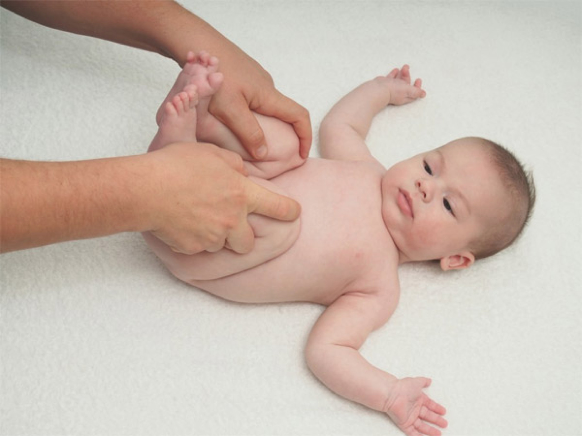 Massage chân của bé sơ sinh