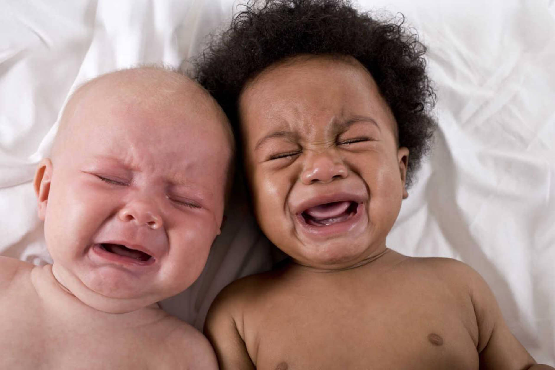 Trẻ đang ngủ tự nhiên khóc thét lên có đáng lo không?